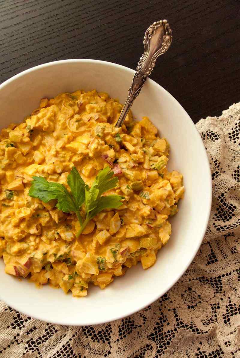 Fiery kick egg salad with chopped hard-boiled eggs, creamy mayo, fresh herbs, and a splash of sriracha, served in a bright bowl.