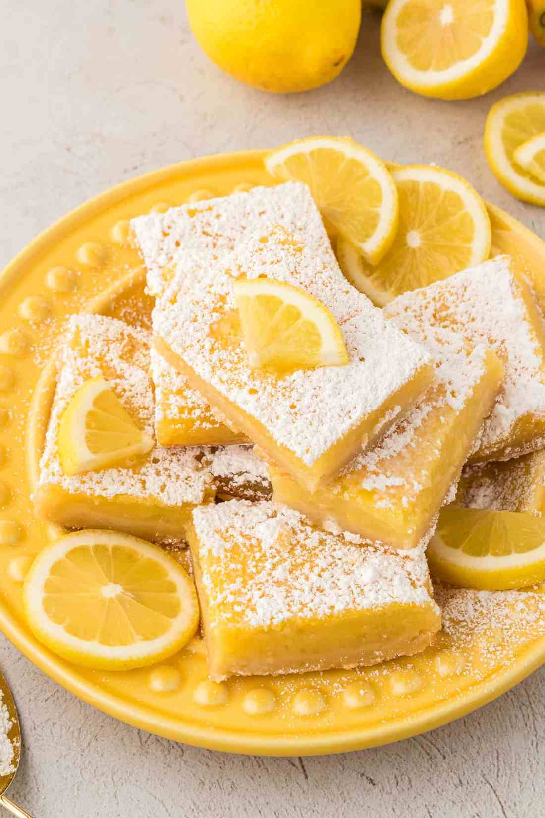 Light golden crust, vivid lemon curd, snow‑like powdered sugar topping